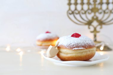 Beyaz arka planda dönen top ve donutla Yahudi bayramı arkaplanının dini görüntüsü