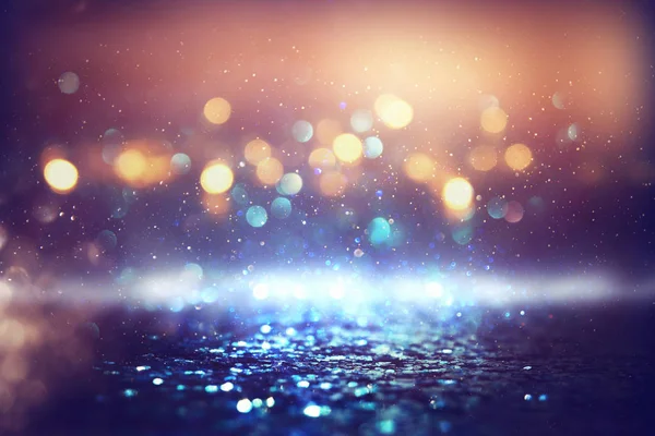 Elvont csillogás lila, kék és arany fények háttér. fókuszvesztés — Stock Fotó