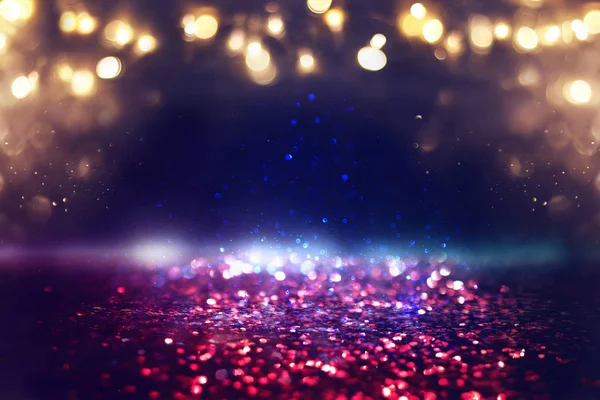 Elvont csillogás lila, kék és arany fények háttér. fókuszvesztés — Stock Fotó