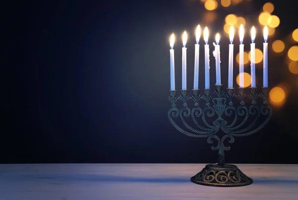 Religie beeld van joodse vakantie Chanoeka achtergrond met menorah (traditionele kandelaar) en kaarsen — Stockfoto