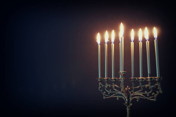 Религиозный образ еврейского праздника Ханука фон с менорой (традиционные канделябры) и свечами