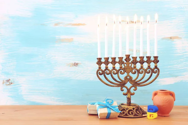 Imagen religiosa de las vacaciones judías fondo de Hanukkah con menorah (candelabros tradicionales) y dreidels —  Fotos de Stock