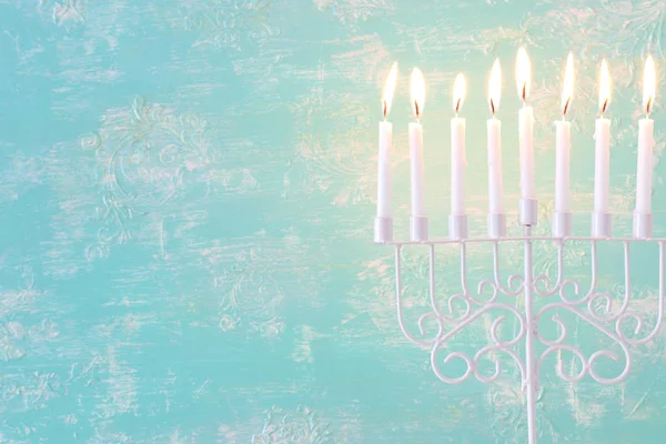 Imagen religiosa de las vacaciones judías Fondo de Hanukkah con menorah (candelabros tradicionales) y velas sobre fondo azul pastel —  Fotos de Stock