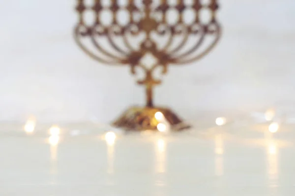 Imagen religiosa de fondo borroso bokeh con fiesta judía Hanukkah menorah (candelabro tradicional). Para la exhibición del producto —  Fotos de Stock