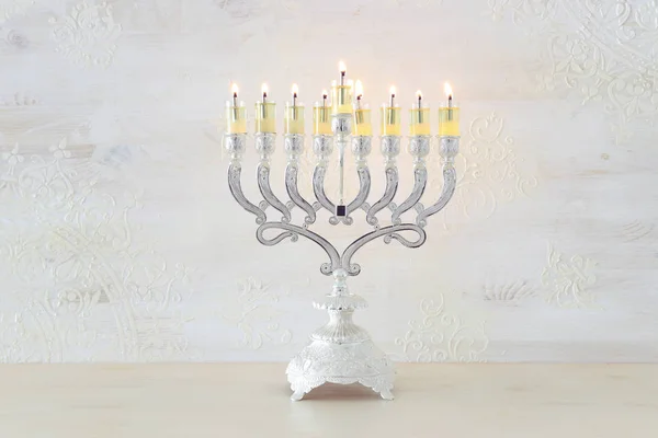 Imagen religiosa de las vacaciones judías fondo Hanukkah con menorah (candelabros tradicionales) y velas de aceite sobre fondo blanco —  Fotos de Stock