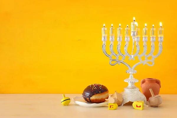 Menorah (geleneksel şamdan), dönen top ve donut ile Yahudi bayramı Hanuka arkaplan resmi — Stok fotoğraf