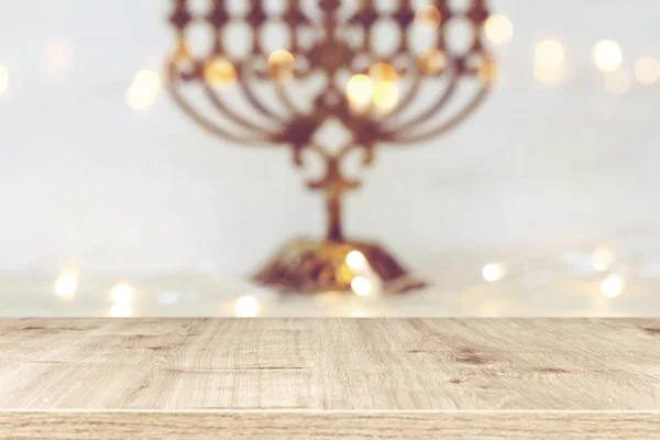 Religionsbild eines leeren Holztisches vor jüdischem Chanukka-Hintergrund mit Menora (traditioneller Kandelaber). Zur Produktpräsentation — Stockfoto