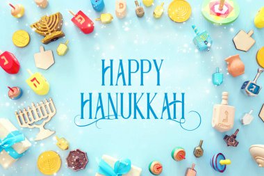 Menorah (geleneksel şamdanlı) ve dönen başlıklı Musevi bayramı Hanuka arkaplan resmi