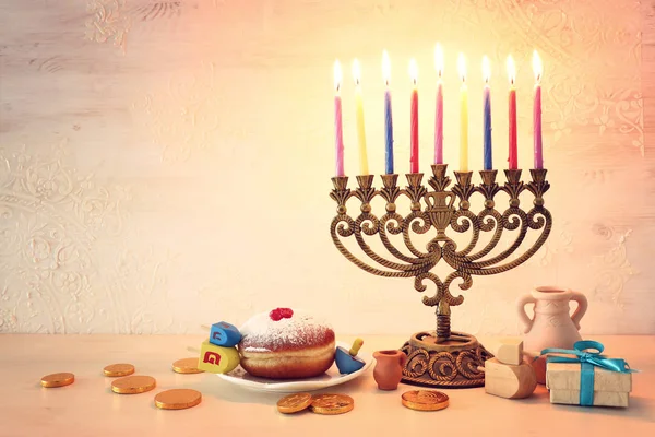 Vallási kép zsidó ünnep Hanuka háttér menorah (hagyományos candelabra), forgó tetején és fánk — Stock Fotó