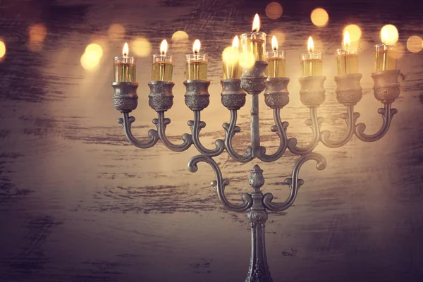 Religion bild av judisk semester Hanukkah bakgrund med menorah (traditionell kandelabra) och olja ljus — Stockfoto