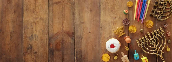 Imagen religiosa de vacaciones judías fondo Hanukkah con menorah (candelabros tradicionales), peonza y rosquilla — Foto de Stock