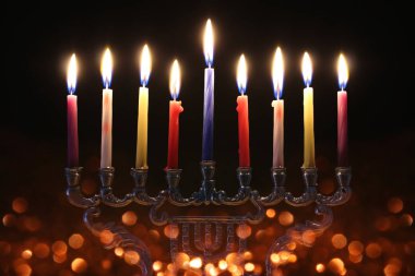 Menorah (geleneksel şamdan) ve mumlarla Yahudi bayramı Hanuka arkaplanının dini görüntüsü