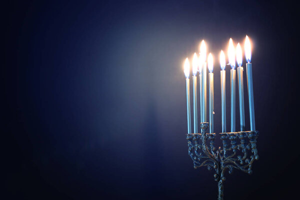 Религиозный образ еврейского праздника Ханука фон с менорой (традиционные канделябры) и свечами
