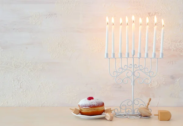 Religion image de vacances juives Hanoukka fond avec menorah (candélabre traditionnel), toupie et beignet sur fond blanc — Photo