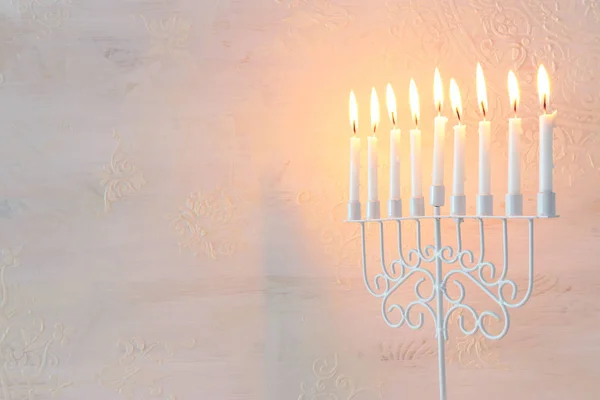 Imagen religiosa de las vacaciones judías fondo de Hanukkah con menorah (candelabros tradicionales) y velas sobre fondo blanco — Foto de Stock