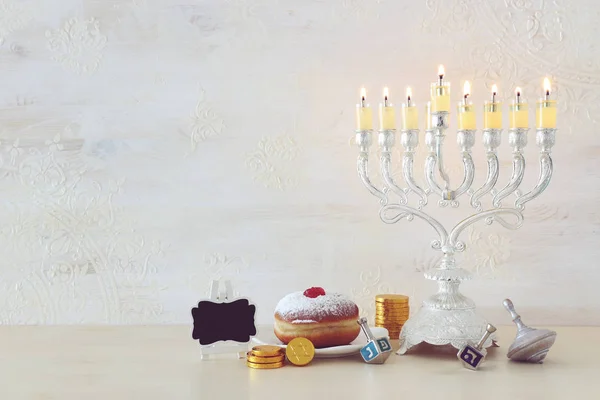 Religión imagen de vacaciones judías fondo Hanukkah con tapa giratoria y rosquilla sobre fondo blanco —  Fotos de Stock