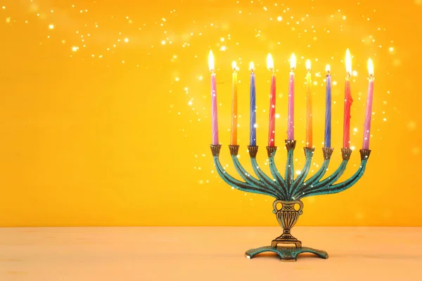 Imagen religiosa de las vacaciones judías fondo de Hanukkah con menorah (candelabros tradicionales) y velas — Foto de Stock