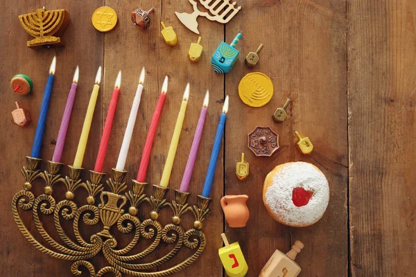 Religion image de vacances juives Hanoukka fond avec menorah (candélabre traditionnel), toupie et beignet — Photo