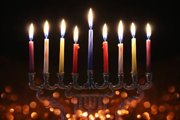 Religijny obraz żydowskiego święta Chanuka tło z menorą (tradycyjny kandelabra) i świecami — Zdjęcie stockowe