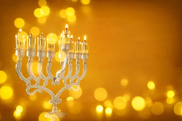 Imagen religiosa de las vacaciones judías fondo Hanukkah con menorah (candelabros tradicionales) y velas de aceite sobre fondo amarillo —  Fotos de Stock