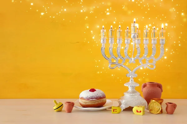 Imagen religiosa de vacaciones judías fondo Hanukkah con menorah (candelabros tradicionales), peonza y rosquilla — Foto de Stock