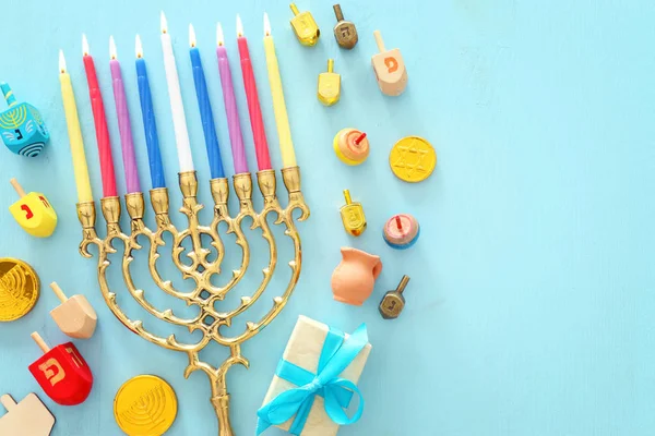 Θρησκευτική εικόνα της εβραϊκής διακοπές Hanukkah φόντο με μενόρα (παραδοσιακά κηροπήγια) και κλώση κορυφή — Φωτογραφία Αρχείου