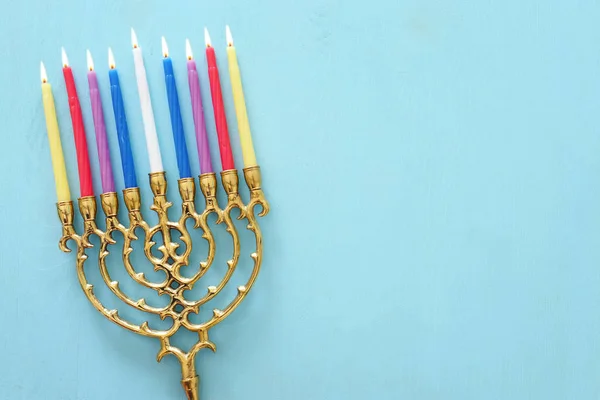 Religion bild av judisk semester Hanukkah bakgrund med menorah (traditionell kandelabra) och ljus över pastell blå bakgrund. ovanifrån, platt liggunderlag — Stockfoto