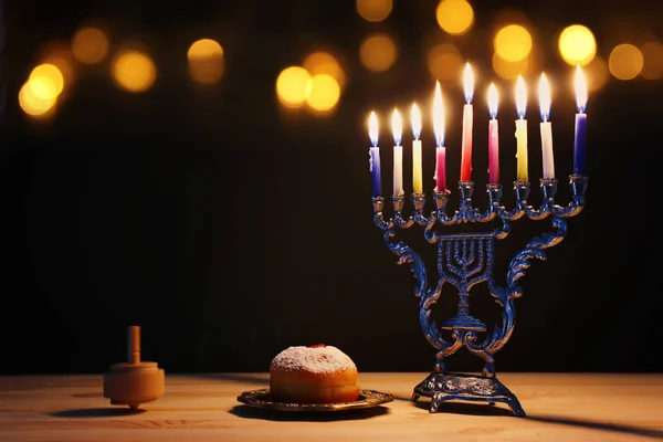 Religione immagine di festa ebraica Hanukkah sfondo con menorah (candelabro tradizionale), trottola e ciambella — Foto Stock