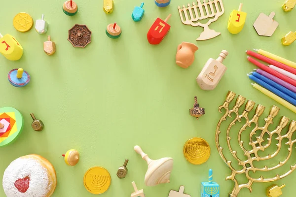 Religie beeld van joodse vakantie Chanoeka achtergrond met menorah (traditionele kandelaar), spinnen top en donut — Stockfoto