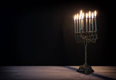 Menorah (geleneksel şamdan) ve mumlarla Yahudi bayramı Hanuka arkaplanının dini görüntüsü