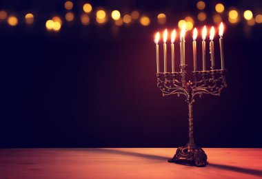 Menorah (geleneksel şamdan) ve mumlarla Yahudi bayramı Hanuka arkaplanının dini görüntüsü