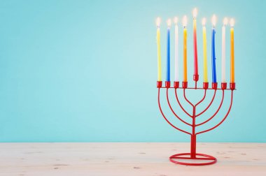 Menorah (geleneksel şamdan) ve mumlarla Yahudi bayramı Hanuka arkaplanının dini görüntüsü