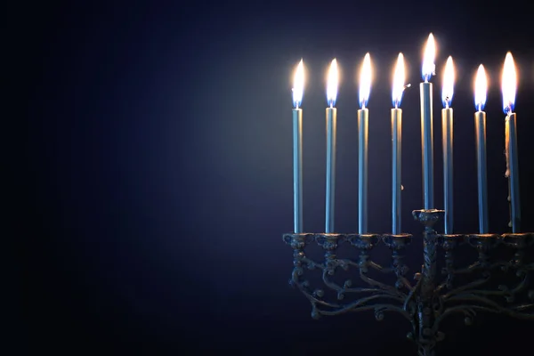 Religione immagine di festa ebraica Hanukkah sfondo con menorah (candelabro tradizionale) e candele — Foto Stock