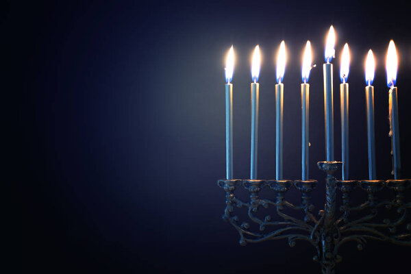 Религиозный образ еврейского праздника Ханука фон с менорой (традиционные канделябры) и свечами