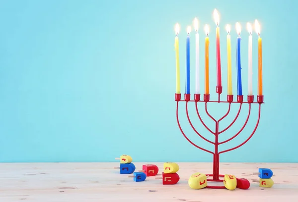 Religie beeld van joodse vakantie Chanoeka achtergrond met menorah (traditionele kandelaar) en spinnen top — Stockfoto