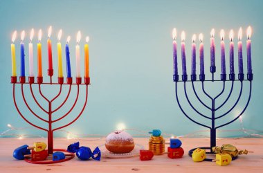 Menorah (geleneksel şamdan), dönen top ve donut ile Yahudi bayramı Hanuka arkaplan resmi