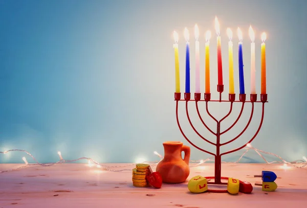 犹太假日的宗教形象光明节背景与传统烛台和纺纱顶部 — 图库照片