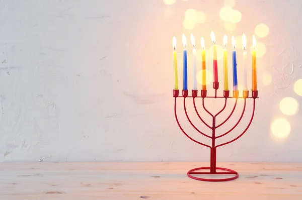 Religie beeld van joodse vakantie Chanoeka achtergrond met menorah (traditionele kandelaar) en kaarsen — Stockfoto