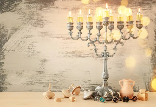 犹太教节日光明节背景的宗教图像，带有传统烛台和三角线 — 图库照片
