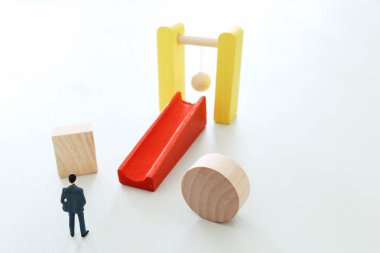İş dünyası problem çözme ve öğrenme stratejisi. Bir iş adamı, en verimli şekilde çözülmesi gereken bir sorunla karşı karşıya.
