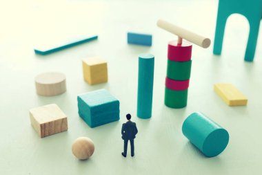 İş dünyası problem çözme ve öğrenme stratejisi. Bir iş adamı, en verimli şekilde çözülmesi gereken bir sorunla karşı karşıya.