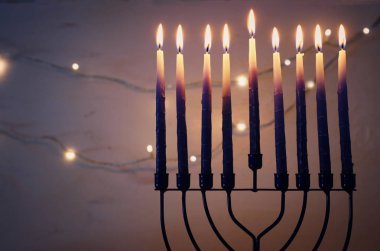 Menorah (geleneksel şamdan) ve mumlarla Yahudi bayramı Hanuka arkaplanının dini görüntüsü