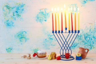 Menorah (geleneksel şamdan), dönen top ve donut ile Yahudi bayramı Hanuka arkaplan resmi