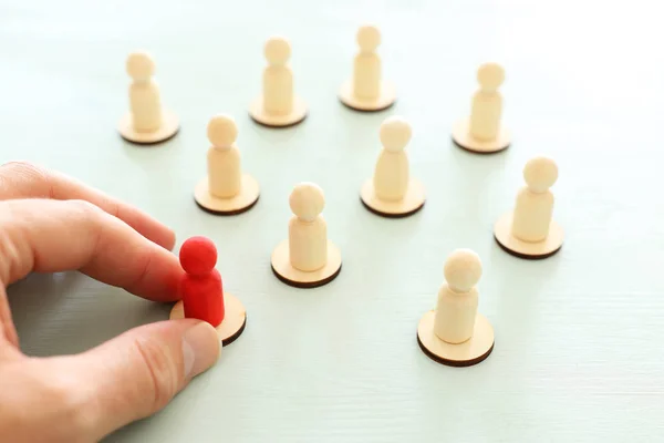 Imagen del concepto de negocio de personas figuras sobre tabla de madera, recursos humanos y concepto de gestión —  Fotos de Stock