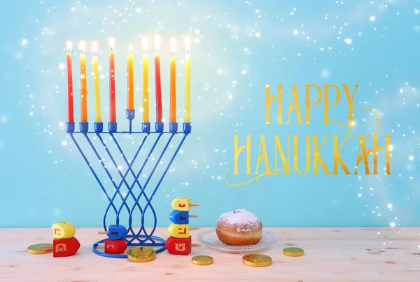 Religione immagine di festa ebraica Hanukkah sfondo con menorah (candelabro tradizionale), trottola e ciambella — Foto Stock