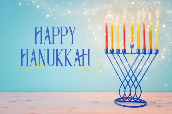 Religião imagem de feriado judaico Hanukkah fundo com menorah (candelabro tradicional) e velas sobre fundo azul pastel — Fotografia de Stock