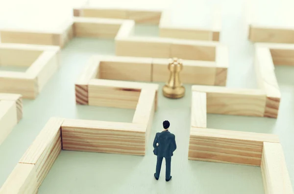 Geschäftskonzept Image und Herausforderung. Ein Mann steht im Labyrinth und sucht den Ausgang. Problemlösung und Entscheidungsidee — Stockfoto