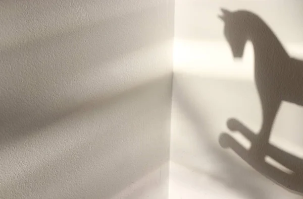 Фон из органической тени на белой текстурированной стене — стоковое фото