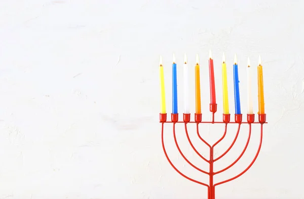 Religione immagine di festa ebraica Hanukkah sfondo con menorah (candelabro tradizionale) e candele — Foto Stock