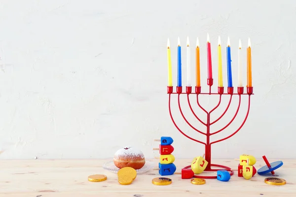 Náboženský obraz židovské dovolené Chanuka pozadí s menorah (tradiční svícen), spinning top a kobliha — Stock fotografie